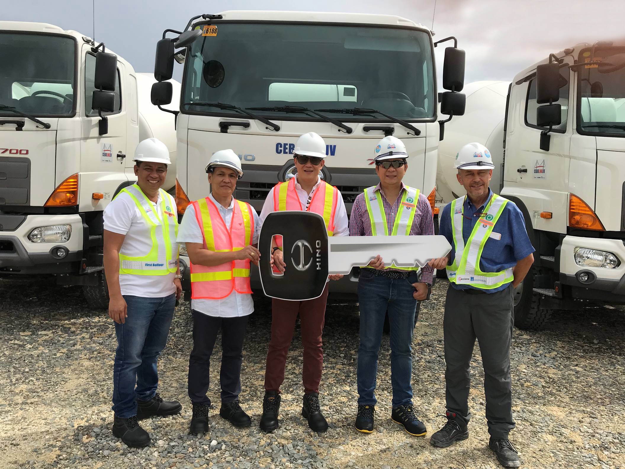 The Hino truck turnover ceremony to Cebu Link Joint Venture was attended by: (L-R) Hino Cebu Business Unit Manager Danilo S. Heramis, HMP AVP-Gen. Sales, Oliver Dela Cruz, Hino Cebu President & COO, Franklin Ong and Cebu Link Joint Venture executives – Equipment Manager Angel Pola and Procurement Department Manager Emmanuel M. Castro.